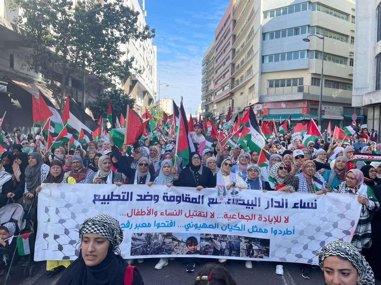 Cover Image for مسيرة حاشدة تنطلق وسط مدينة الدار البيضاء تدعم غزة وتطالب بإسقاط التطبيع (صور أولية)