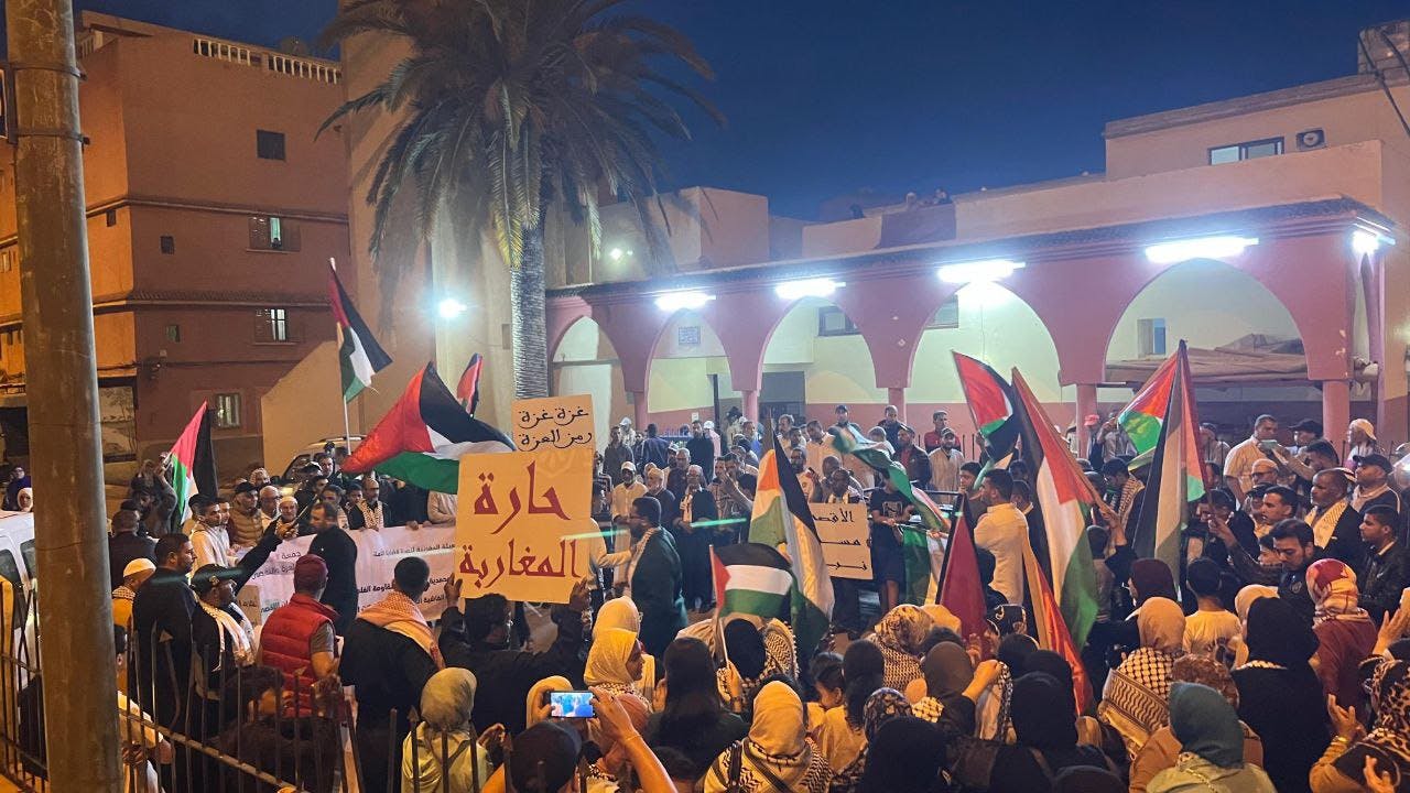 Cover Image for وقفة احتجاجية تحولت إلى مسيرة ليلية بمدينة المحمدية تضامنا مع غزة ودعما للمعتقل “زنكاض”
