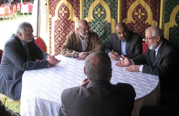 Cover Image for وفود مغربية وعربية تواصل تقديم العزاء في رحيل الإمام عبد السلام ياسين