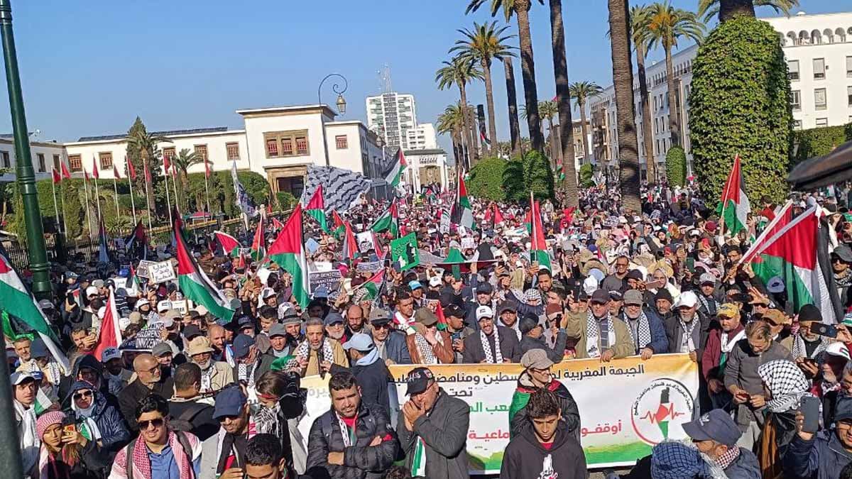 Cover Image for مسيرة الشعب المغربي الحاشدة تعلنها مجددا من قلب الرباط: مع فلسطين وضد التطبيع (تقرير)