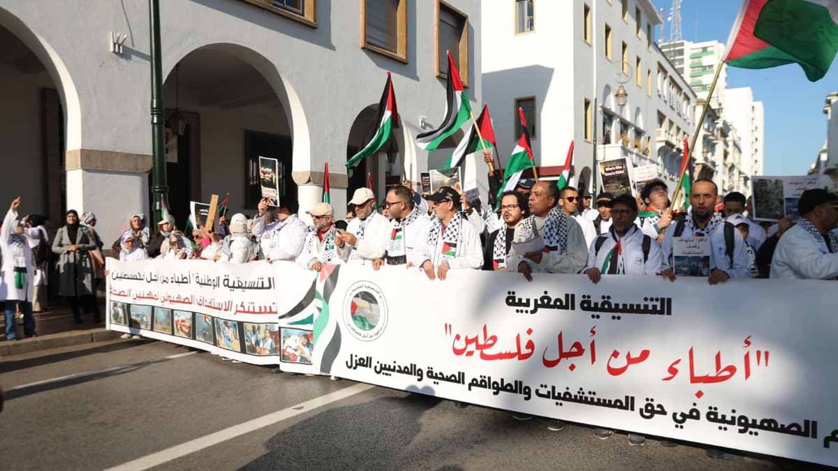 Cover Image for أطباء من وسط المسيرة: نستنكر ما يتعرض له الجسم الطبي في القطاع ومستعدون للمساندة ميدانيا