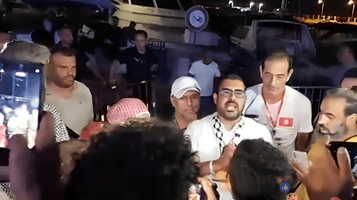 Cover Image for كلمة العبور التي ألقاها الأستاذ بنقادى المشارك في أسطول الصمود أثناء انطلاق سفينتهم