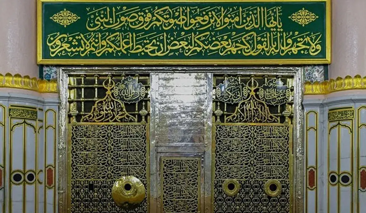 Cover Image for وفيكم رسوله ﷺ.. نورٌ لا يغيب