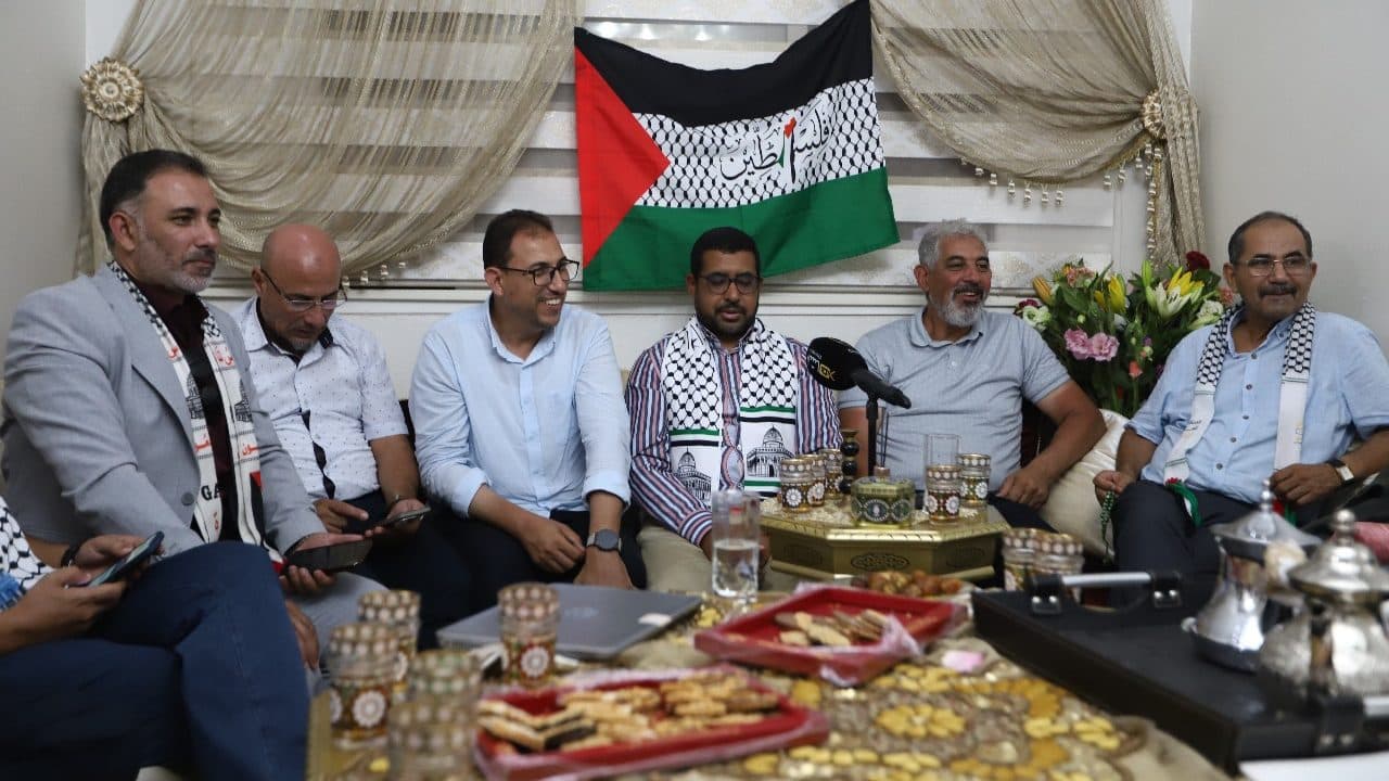 Cover Image for بنقادى في جلسة احتفالية خاصة بعد استقباله في مطار الدار البيضاء