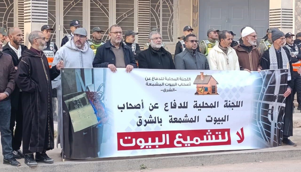 Cover Image for بمشاركة هيئات حقوقية وفاعلين.. وقفة احتجاجية أمام البيت المشمع للمهندس لطفي حساني بوجدة