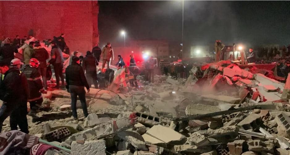 Cover Image for مطالب بتحقيق عاجل في وفاة 22 شخصا وجرح العشرات في انهيار بنايتين بفاس