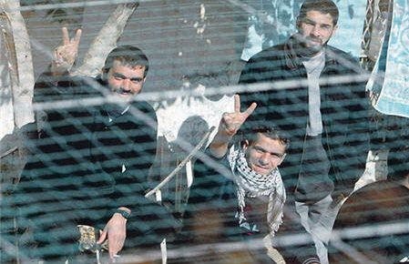 Cover Image for الأسرى الفلسطينيون يتوجون إضرابهم عن الطعام بالانتصار
