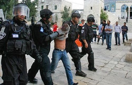 Cover Image for القدس الشريف: اعتقالات وإصابات في صفوف الفلسطينيين بعد مواجهات مع الاحتلال