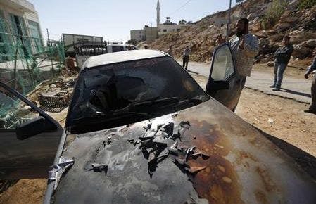 Cover Image for الضفة الغربية: مستوطنون يضرمون النار في سيارتين فلسطينيتين