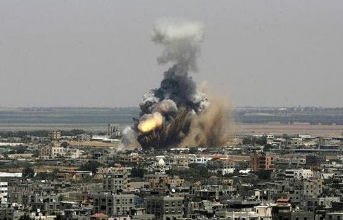Cover Image for غزة تحت القصف.. عدد شهداء العدوان يرتفع إلى 87 شهيدا