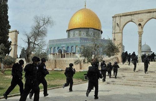 Cover Image for أخطر تصعيد منذ احتلال القدس.. إغلاق كامل للمسجد الأقصى