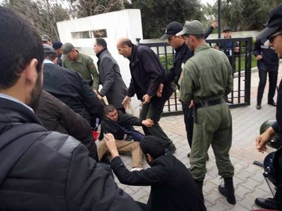 Cover Image for السلطات الأمنية تعنف الأساتذة المتدربين في وقفة احتجاجية بالرباط