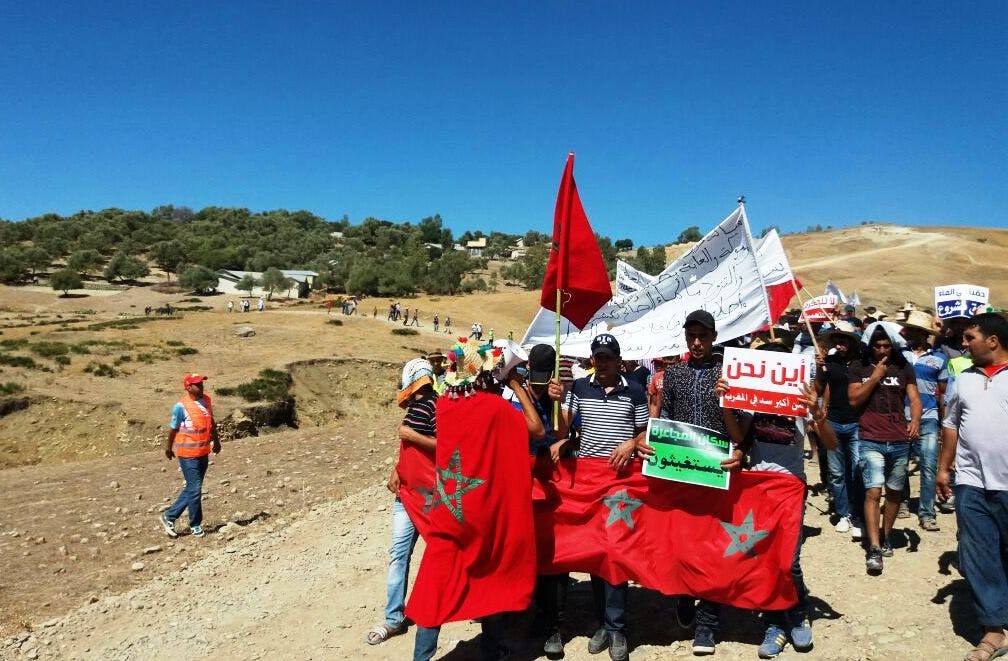 Cover Image for المئات من سكان دواوير الجزولي بإقليم وزان يخرجون في مسيرة للمطالبة برفع التهميش  
