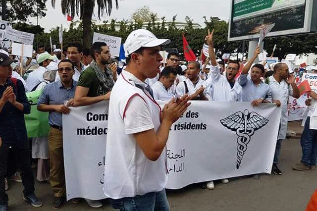 Cover Image for أطباء القطاع العام يضربون لـ24 ساعة ويحتجون أمام وزارة الصحة