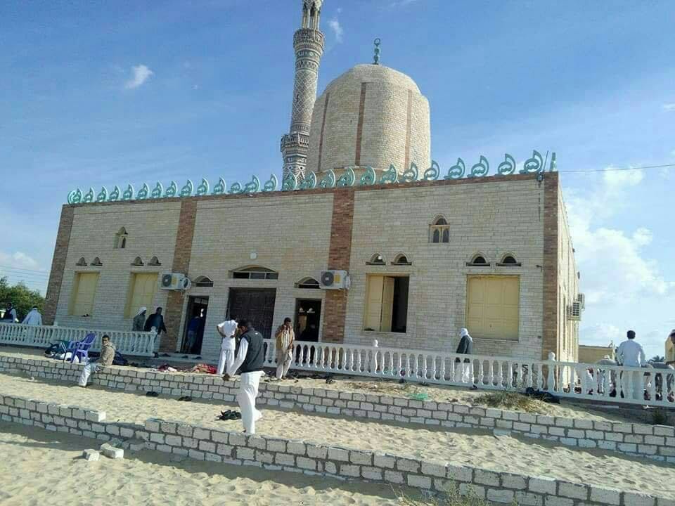 Cover Image for هجوم مسلح على مسجد بمصر يسقط 235 قتيلا و130 جريحا