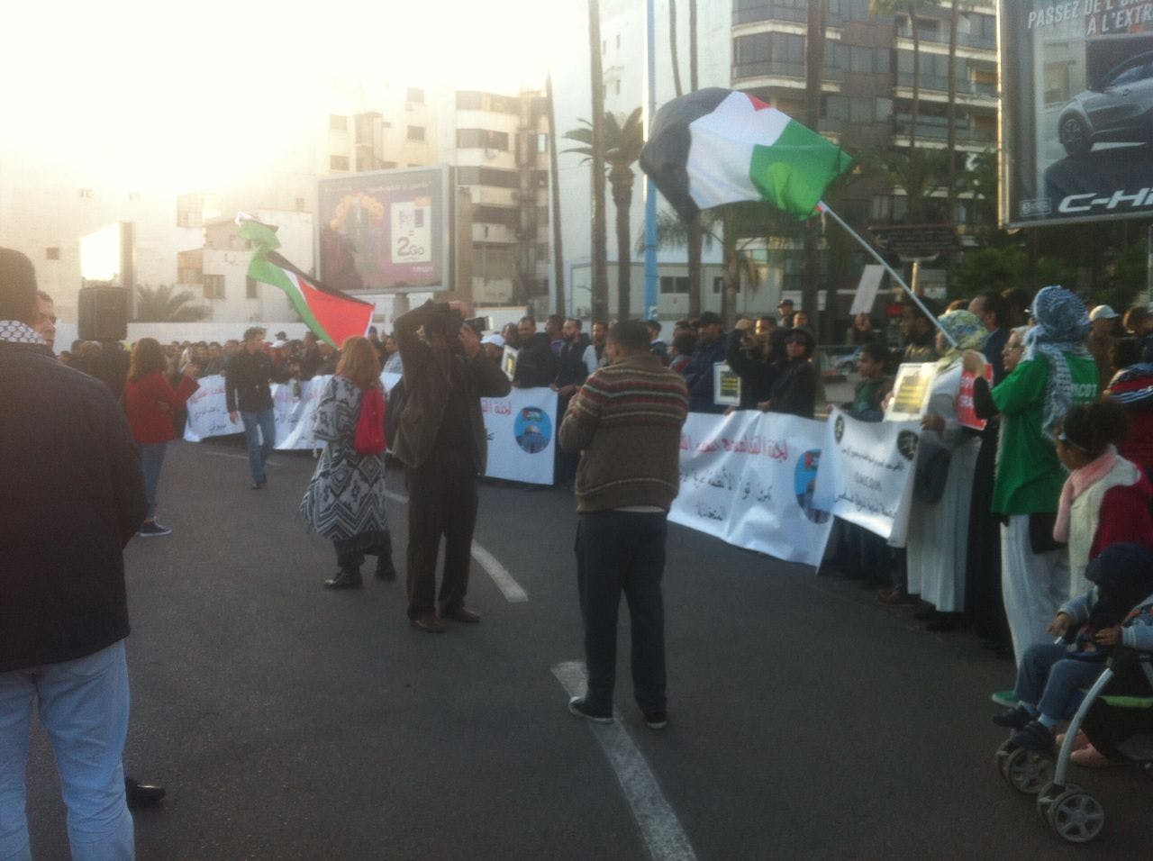 Cover Image for البيضاويون يحتشدون في وقفة شعبية أمام القنصلية الأمريكية احتجاجا على قرار ترامب