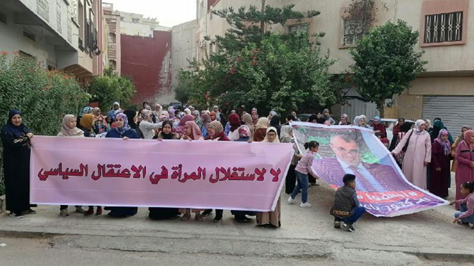 Cover Image for فعاليات نسائية ينظمن وقفة أمام بيت المعتقل السياسي الدكتور محمد باعسو