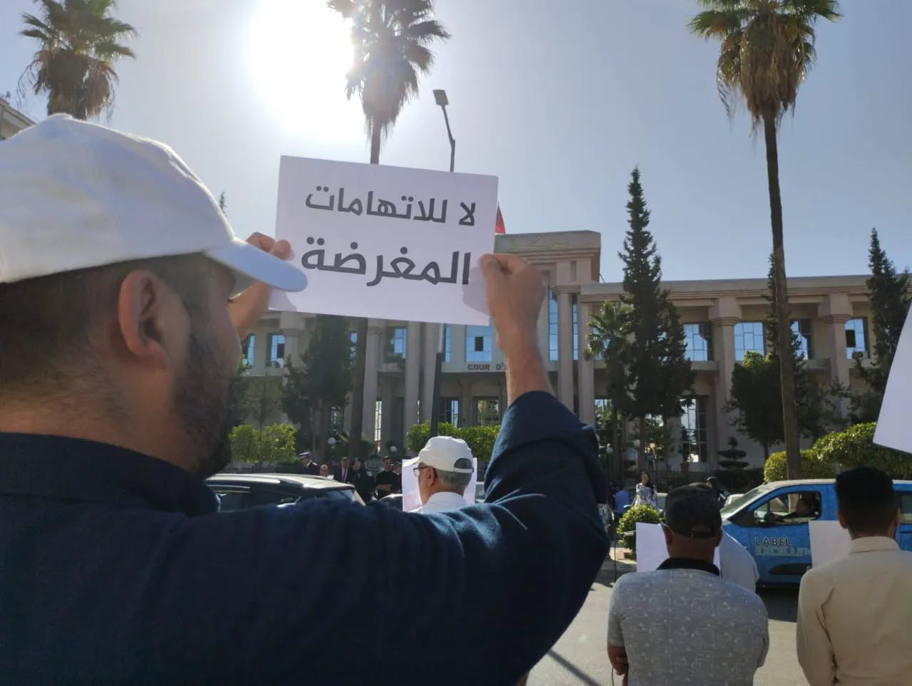 Cover Image for وقفة احتجاجية حاشدة أمام المحكمة دعما للمعتقل السياسي الدكتور باعسو (فيديو)